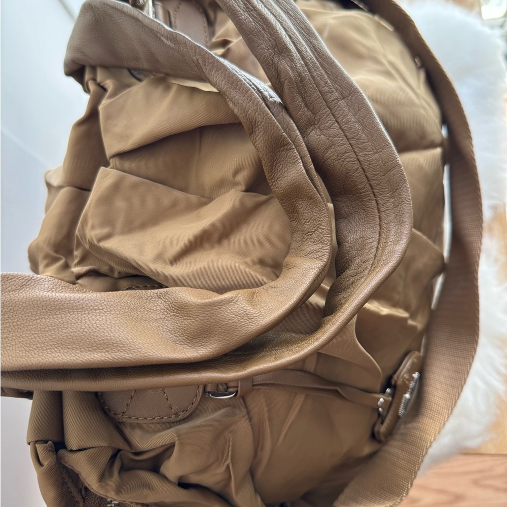 Authentic Lacoste Tan Duffel / Shoulder Bag – Excellent Pre-Owned Condition - Picture 12 of 12